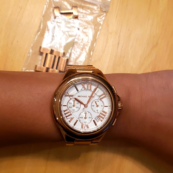 Michael Kors oversized rose gold watch - Picture 2 of 2